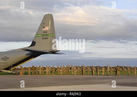 Soldaten des 541St Sapper Vorstand eine Luftwaffe C-130 J Super Hercules von Little Rock, Arkansas Oktober 30, 2018, an Ft. Knox, Kentucky. Wie durch das Verteidigungsministerium durch Hauptquartier geleitet, die 541St Sapper Company sind die Bereitstellung von Soldaten, Ausrüstung und Ressourcen Abteilung für Innere Sicherheit entlang der südwestlichen Grenze zu helfen. Stockfoto