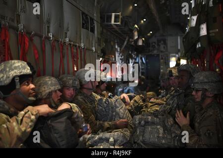 Soldaten des 541St Sapper Unternehmen sitzen und warten für take-off in eine Luftwaffe C-130 J Hercules Super Oktober 30, 2018, an Ft. Knox, Kentucky. Wie durch das Verteidigungsministerium durch Hauptquartier geleitet, die 541St Sapper Company sind die Bereitstellung von Soldaten, Ausrüstung und Ressourcen Abteilung für Innere Sicherheit entlang der südwestlichen Grenze zu helfen. Stockfoto