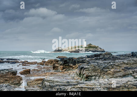 Dies ist Godrevy Leuchtturm, die in den Atlantik auf einer kleinen Insel gelegen ist gerade weg Gwithian Sands, Hayle, Cornwall. Schlechtes Wetter ist. Stockfoto