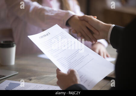 Geschäftspartner handshaking nach einen Vertrag unterzeichnen. Stockfoto