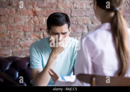 Frustriert junger Mann bei einem Empfang mit dem Psychologen. Stockfoto