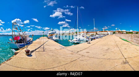 Turanj Hafen mit Blick aufs Wasser Stockfoto