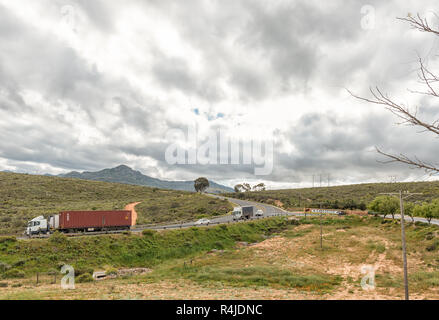 CITRUSDAL, SÜDAFRIKA, 22. AUGUST 2018: die Fahrzeuge an der Spitze des Piekenierskloof Pass zwischen Piketberg und Citrusdal in der Provinz Western Cape Stockfoto