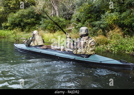 Militante in Armee Kajak Stockfoto