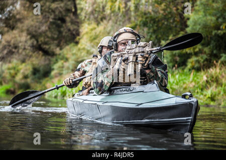 Militante in Armee Kajak Stockfoto