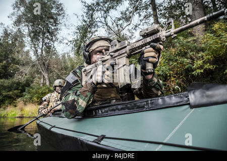 Militante in Armee Kajak Stockfoto