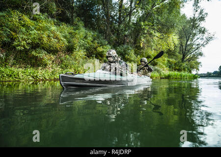 Militante in Armee Kajak Stockfoto