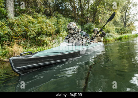 Militante in Armee Kajak Stockfoto