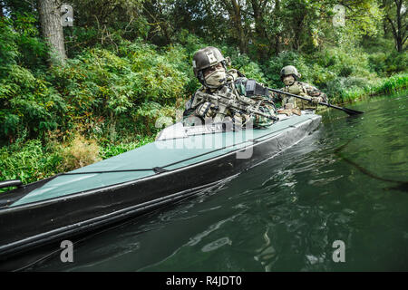 Militante in Armee Kajak Stockfoto