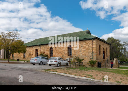 CITRUSDAL, SÜDAFRIKA, 22. AUGUST 2018: Das Museum, in einem alten steinernen Kirche untergebracht, in Citrusdal in der Western Cape Provinz. Personen und Fahrzeuge ar Stockfoto
