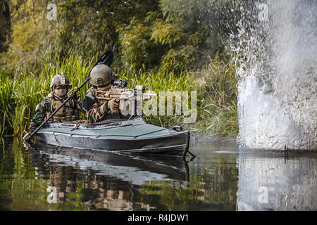 Militante in Armee Kajak Stockfoto