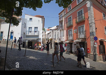 Rua de Santa Cruz do Castelo, die zum Castelo de São Jorge in Lissabon Stockfoto