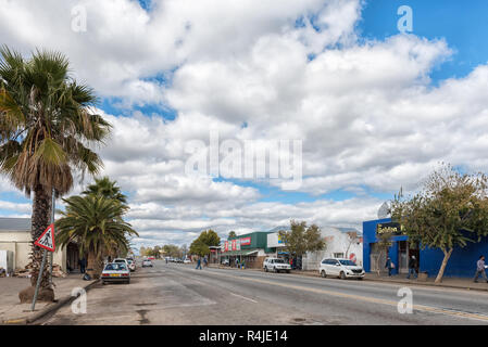CITRUSDAL, SÜDAFRIKA, 22. AUGUST 2018: eine Straße, Szene, mit Unternehmen, Personen und Fahrzeuge, in Citrusdal in der Provinz Western Cape Stockfoto