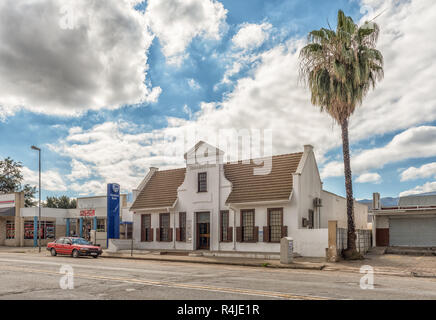 CITRUSDAL, SÜDAFRIKA, 22. AUGUST 2018: eine Straße, Szene, mit einem historischen Bankgebäude und ein Fahrzeug, in Citrusdal in der Provinz Western Cape Stockfoto