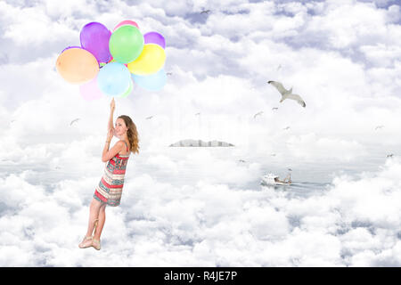 . Mädchen hängen durch ein Bündel Luftballons fliegt zwischen Wolken und Möwen Stockfoto