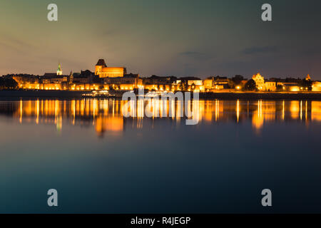 Stadt Torun in Polen, Altstadt Skyline bei Nacht von Weichsel Stockfoto