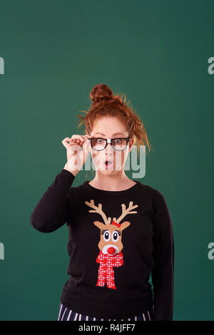 Schockiert Frau in Weihnachten Kleidung Stockfoto