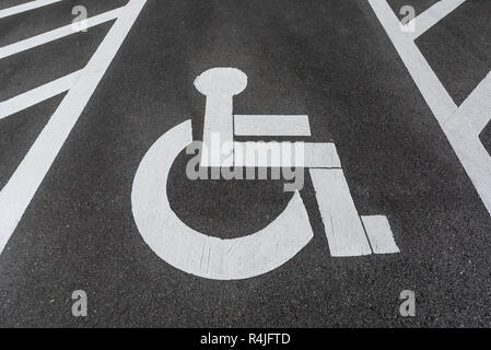 Behinderte parken Schild an der Straße Asphalt gemalt. Stockfoto