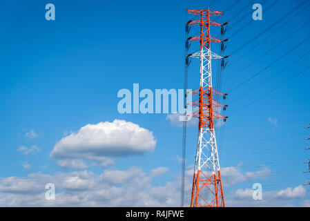 Hohe elektrische Power Station auf und blauer Himmel. Stockfoto