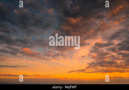 Sonnenuntergang mit dramatischen Himmel Hintergrund. Stockfoto