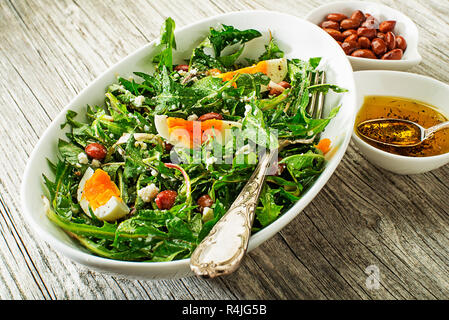 Frische gesunde Löwenzahn Salat mit Eiern Overhead schießen Stockfoto