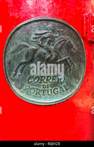 Detail antiker Portugiesische mail Box zeigt einen Reiter sein Horn blasen Stockfoto