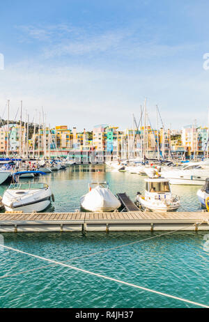 Sportboote am Jachthafen von Albufeira mit pastellfarbenen postmodernen Ferienwohnung Bausteine im Hintergrund Stockfoto