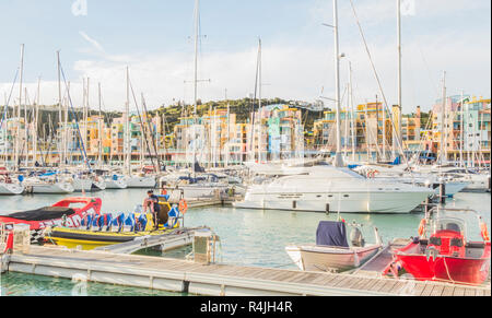 Sportboote am Jachthafen von Albufeira mit pastellfarbenen postmodernen Ferienwohnung Bausteine im Hintergrund Stockfoto