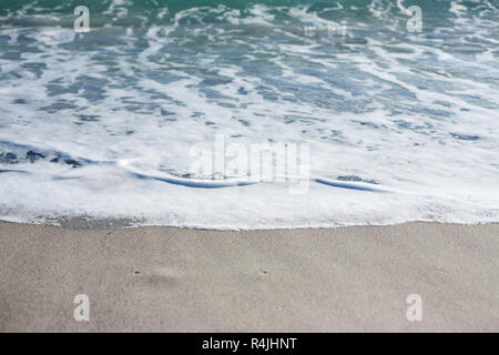 Weiche Welle von Schwarzen Meer am Sandstrand Stockfoto