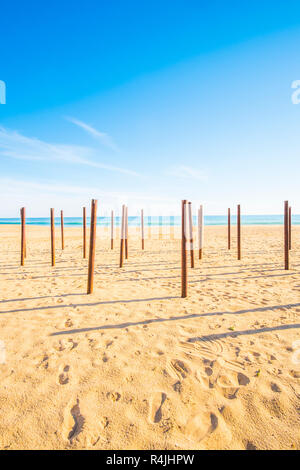 Pole an verlassenen Strand, Praia Grande, Armacao de Pera, Algarve, Portugal Stockfoto