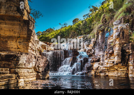 Persönlicher Blick auf einen Wasserfall von Capitólio, Minas Gerais, Brasilien, an einem sonnigen Tag Stockfoto