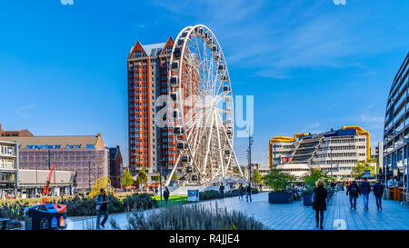 Moderne Riesenrad von modernen Hochhäusern im Zentrum von Rotterdam, in der Nähe von Market Hall Square in den Niederlanden umgeben Stockfoto