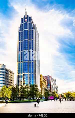 Modernes hohes oder Skyscraper Gebäude im Zentrum der Stadt Rotterdam bei Station Square in den Niederlanden Stockfoto