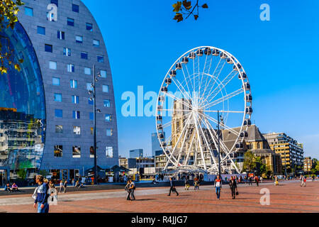 Moderne Riesenrad mit dem mittelalterlichen St. Laurens Kirche im Hintergrund in der Mitte von Rotterdam in der Nähe von Market Hall Square Stockfoto