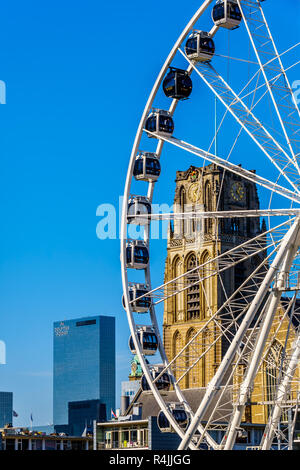 Moderne Riesenrad mit dem mittelalterlichen St. Laurens Kirche im Hintergrund in der Mitte von Rotterdam in der Nähe von Market Hall Square in den Niederlanden Stockfoto