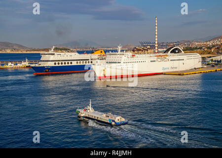 Algerie Ferries Auto- und Passagierfähre Elyros vertäut im Hafen von Piräus Athen Griechenland Europa mit Hellenic Seaways Flying Dolphin 18 & Blue Star 1. Stockfoto