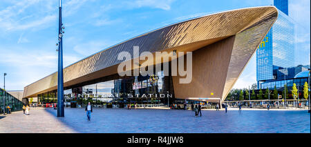 Die futuristische Form der modernen Gebäude des Rotterdamer Hauptbahnhof in den Niederlanden Stockfoto