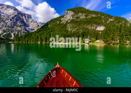 See Prags (auch bekannt als Pragser Wildsee oder Lago di Braies), Dolomiten, Südtirol, Italien. Romantischer Ort mit typischen hölzernen Boote auf dem Stockfoto