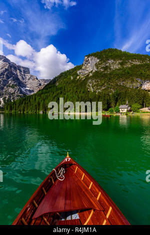 See Prags (auch bekannt als Pragser Wildsee oder Lago di Braies), Dolomiten, Südtirol, Italien. Romantischer Ort mit typischen hölzernen Boote auf dem Stockfoto