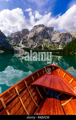 See Prags (auch bekannt als Pragser Wildsee oder Lago di Braies), Dolomiten, Südtirol, Italien. Romantischer Ort mit typischen hölzernen Boote auf dem Stockfoto