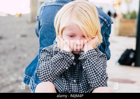 Traurige junge Zicklein in seiner nachdenklich-blond kaukasischen männliche Kind ungry verloren - schöne Portrait childhoood - Outdoor- und Freizeitkleidung Stockfoto