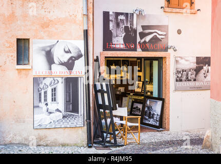 Atelier in der kleinen mittelalterlichen Dorf von Malcesine. Es ist einer der charakteristischsten Orte des Gardasees in der Provinz von Verona, Italien Stockfoto