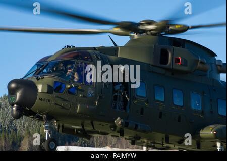 Eine dänische AW 101 - Merlin Helikopter fliegt overt Camp Fremo während der Übung TRIDENT PUNKT Fremo, Norwegen, am 28. Oktober 2018. Stockfoto