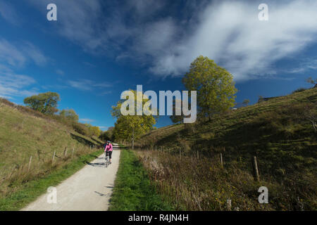 In der Nähe von Tissington, Derbyshire, UK: Oktober 2018: High Peak Trail Sustrans nationaler Radweg 68 Stockfoto