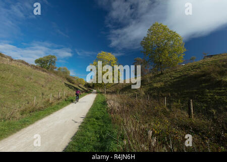 In der Nähe von Tissington, Derbyshire, UK: Oktober 2018: High Peak Trail Sustrans nationaler Radweg 68 Stockfoto