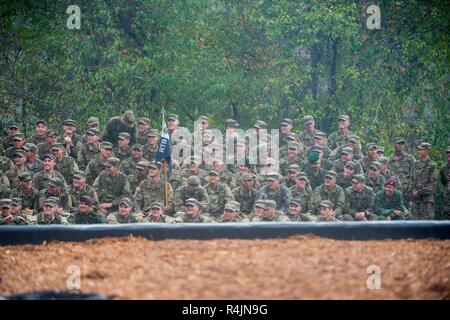 FORT Benning, Ga (Okt. 2010) 26, 2018) - Unter der Sekretär der Armee Ryan D. McCarthy spricht an der Luft und Ranger Training Brigade ranger Staffelung an Sieg Teich in Fort Benning, Georgia, Okt. 26. McCarthy, die fünf Jahre in der Armee diente, wurde in Kampfhandlungen in Afghanistan zur Unterstützung der Operation Enduring Freedom mit dem 75Th Ranger Regiment, US Special Operations Command beteiligt. Stockfoto