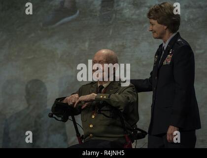 Während der Luftbrücke/Tanker Association Symposium, Gen. Maryanne Miller, Air Mobility Command Commander, umarmt Oberst Gail Seymour "Hal" Halvorsen, wer der Beste ist als 'Berlin Candy Bomber' für das Fallenlassen Süßigkeit zu deutschen Kindern während der Berliner Luftbrücke von 1948 bis 1949 bekannt, Okt. 27, 2018. Halvorsen ist ein Beispiel für Innovation und Führung, mit der heutigen Mobilität Flieger eine Erinnerung an den starken Einfluss der Mobilität Flieger haben auf das Leben der Anderen. A/TA, Premier professional development Event der AMC, bietet Mobilität Flieger eine Gelegenheit zu lernen und Mobilität Prioritäten zu diskutieren, ist Stockfoto