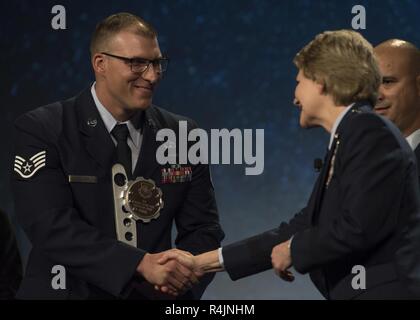 Gen. Maryanne Miller, Air Mobility Command Commander, gratuliert dem Gewinner des 2018 AMC Phoenix Funken Tank Wettbewerb, Staff Sgt. Travis Alton aus dem 19 Logistik Bereitschaft Squadron, während der Luftbrücke/Tanker Association Symposium in Grapevine, Texas, Okt. 27, 2018. A/TA, Premier professional development Event der AMC, bietet Mobilität Flieger eine Gelegenheit zu lernen und Mobilität Prioritäten, Probleme, Herausforderungen und Erfolge. Der Veranstaltungsort wird den Dialog zwischen Experten und Air Force und des US-Verteidigungsministeriums über Wege zur Innovation, Mission und Ad verbessern Stockfoto