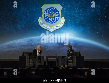 Gen. Maryanne Miller, Air Mobility Command Commander, Interviews Sir Richard Branson, Gründer und CEO von Virgin Group, seine Perspektive auf die Innovation zu erhalten, und holen Sie das Beste aus den Menschen, die in seinem Unternehmen während der Luftbrücke/Tanker Association Symposium in Grapevine, Texas, Okt. 27, 2018 arbeiten. Branson Einblick in eine Kultur der Innovation zu entwickeln und die aktive Mitwirkung in einer Organisation stimulieren angeboten. A/TA, Premier professional development Event der AMC, bietet Mobilität Flieger eine Gelegenheit zu lernen und Mobilität Prioritäten, Probleme, Herausforderungen besprechen, und successe Stockfoto