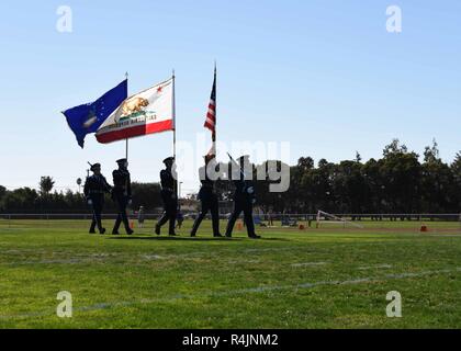 Vandenberg Air Force Base Ehrengarde marschiert in die Mitte des Feldes für die Post die Farben Okt. 27, 2018 Allan Hancock College Football Feld, Santa Maria, Calif. Einmal im Jahr, der lokalen Hochschule, einen militärischen Anerkennung Fußballspiel, in dem militärische Mitglieder ermutigt werden, damit die Gemeinschaft ihre Unterstützung zeigen können. Stockfoto